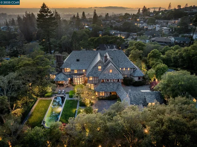 a black and white photo of a living room