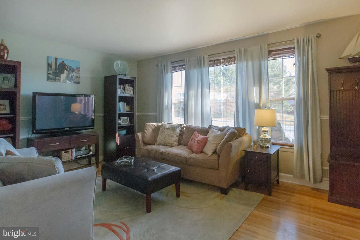 2420 Harwood Road Baltimore, MD 21234 - Photo 22 of 30 Living Room