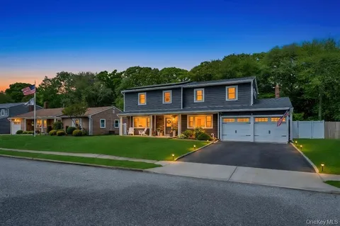 $899,999 | 20 Canterbury Court, Oakdale, NY 11769