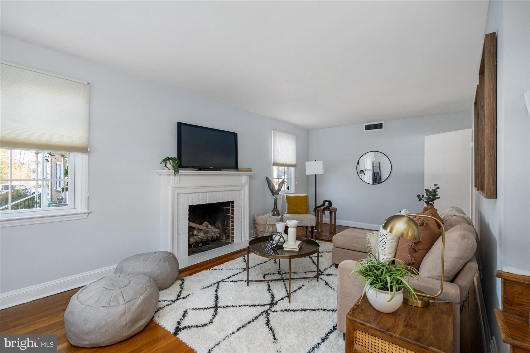 409 Upland Road Baltimore, MD 21208 - Photo 6 of 43 Living Room