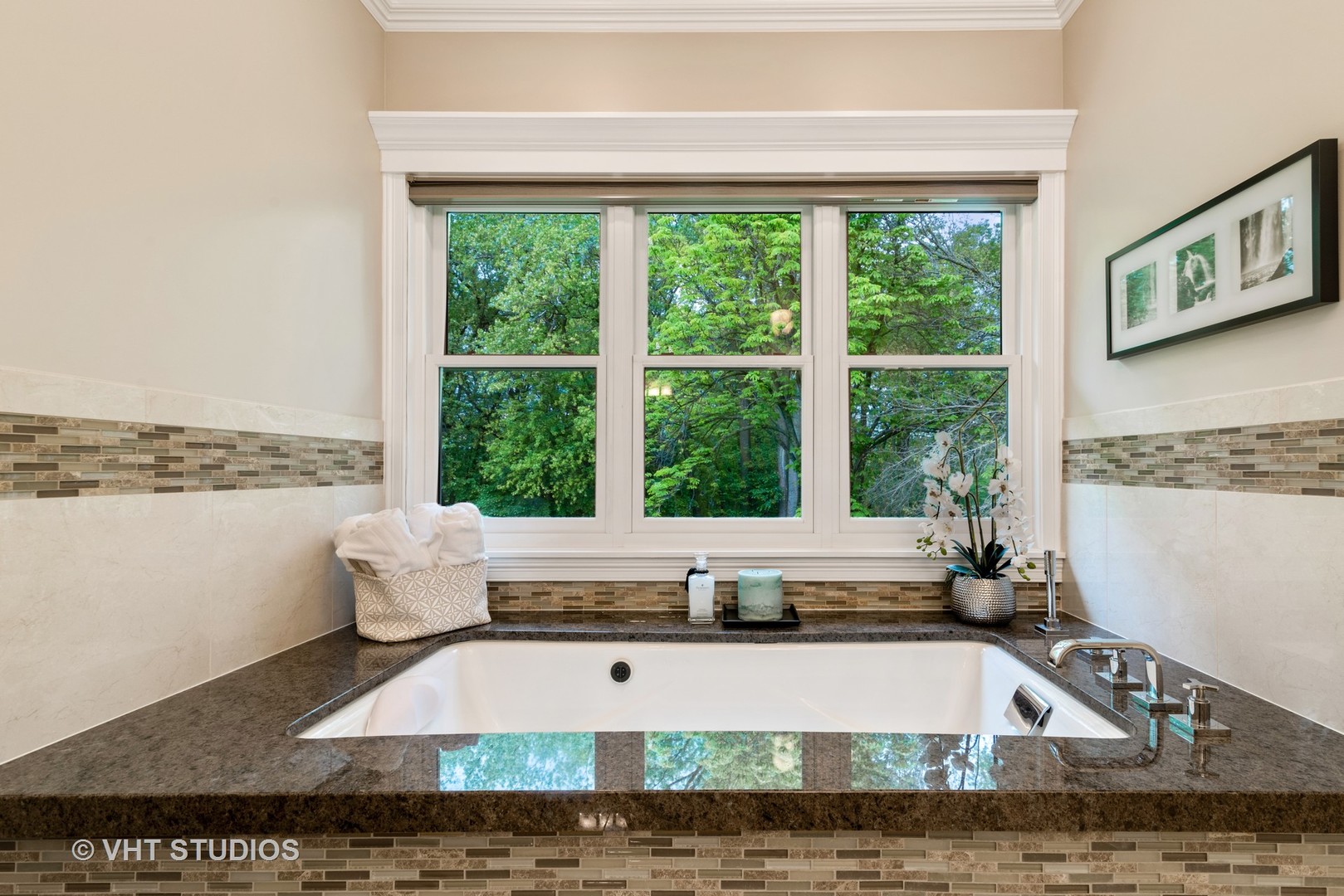 30 Meadowview Road Winnetka, IL 60093 - Photo 21 of 34 a living room with a large window