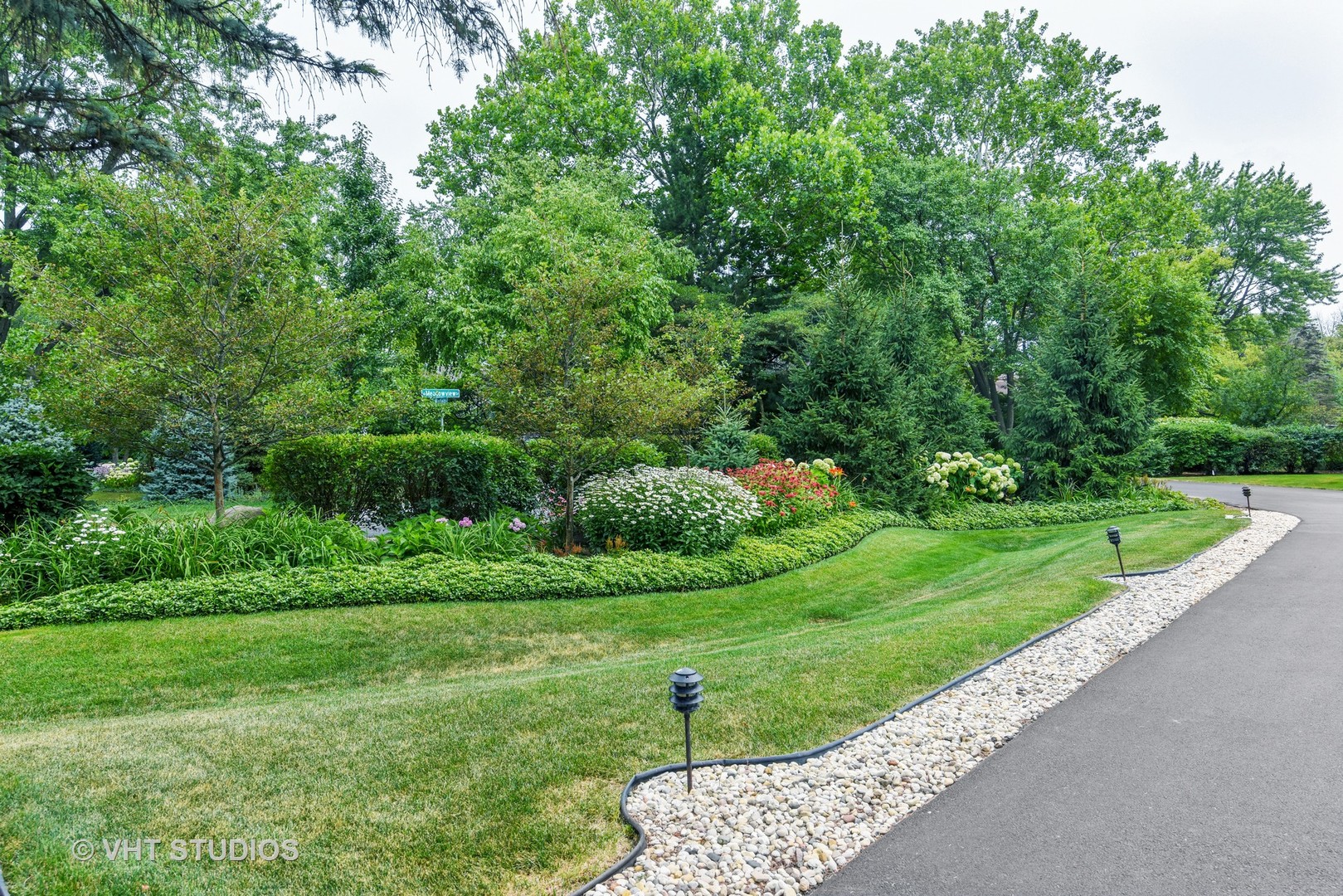 30 Meadowview Road Winnetka, IL 60093 - Photo 4 of 34 a view of a park with large trees