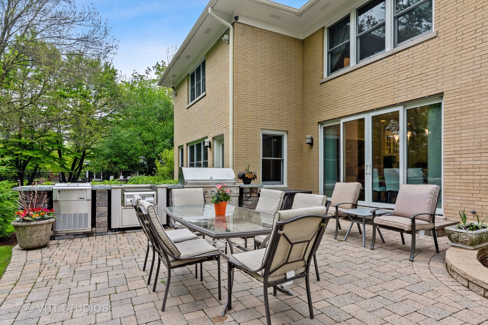 30 Meadowview Road Winnetka, IL 60093 - Photo 32 of 34 a view of a patio with a dining table and chairs with wooden floor