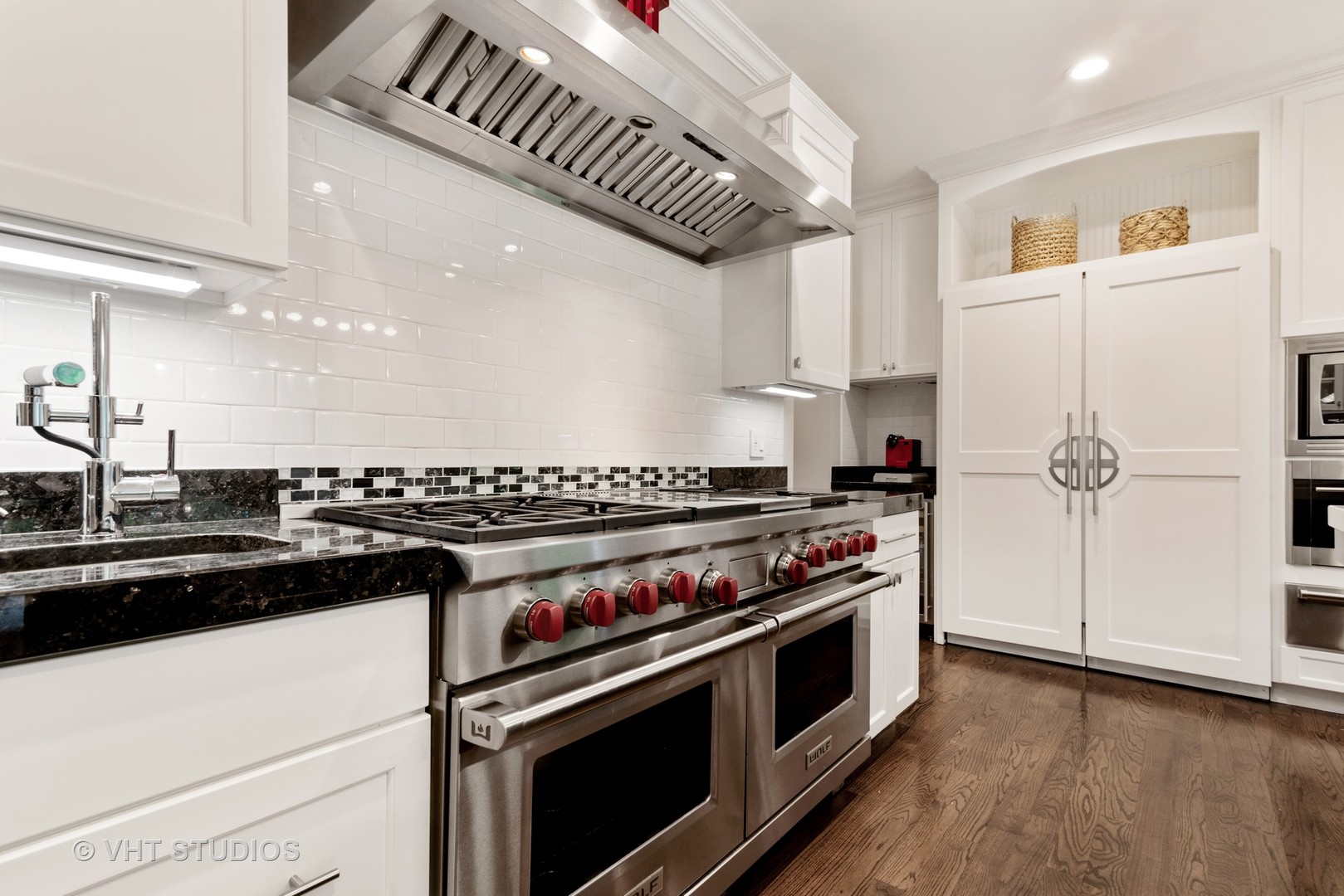 30 Meadowview Road Winnetka, IL 60093 - Photo 9 of 34 a kitchen with a stove and a refrigerator