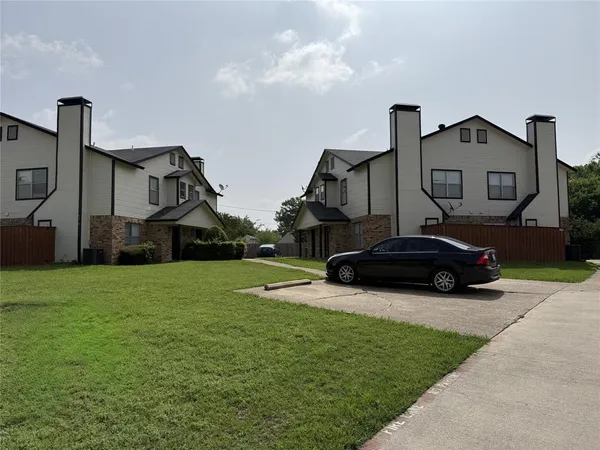 $1,350 | 5904 Holiday Lane, Unit B, North Richland Hills, TX 76180