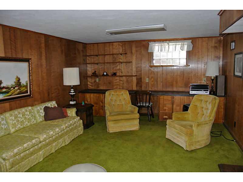 460 Orchard Spring Road Pittsburgh, PA 15220 - Photo 15 of 20 Den/Family/Great Room.