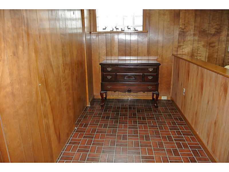 460 Orchard Spring Road Pittsburgh, PA 15220 - Photo 16 of 20 Den/Family/Great Room.