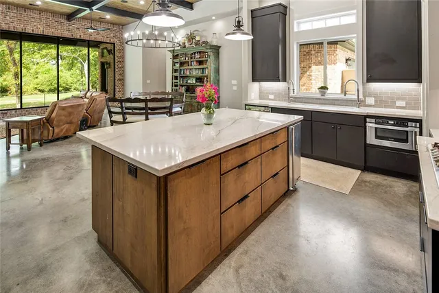 $899,999 | 2900 East Embers Court, Bryan, TX 77808