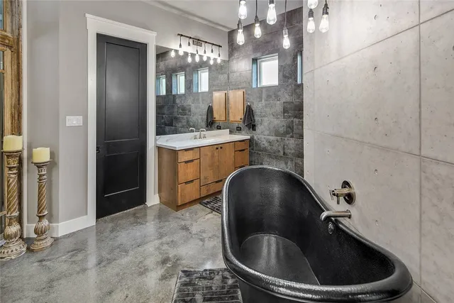 $899,999 | 2900 East Embers Court, Bryan, TX 77808