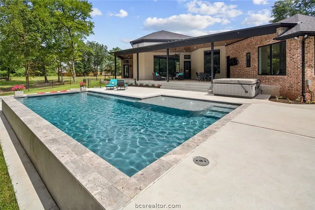 $899,999 | 2900 East Embers Court, Bryan, TX 77808