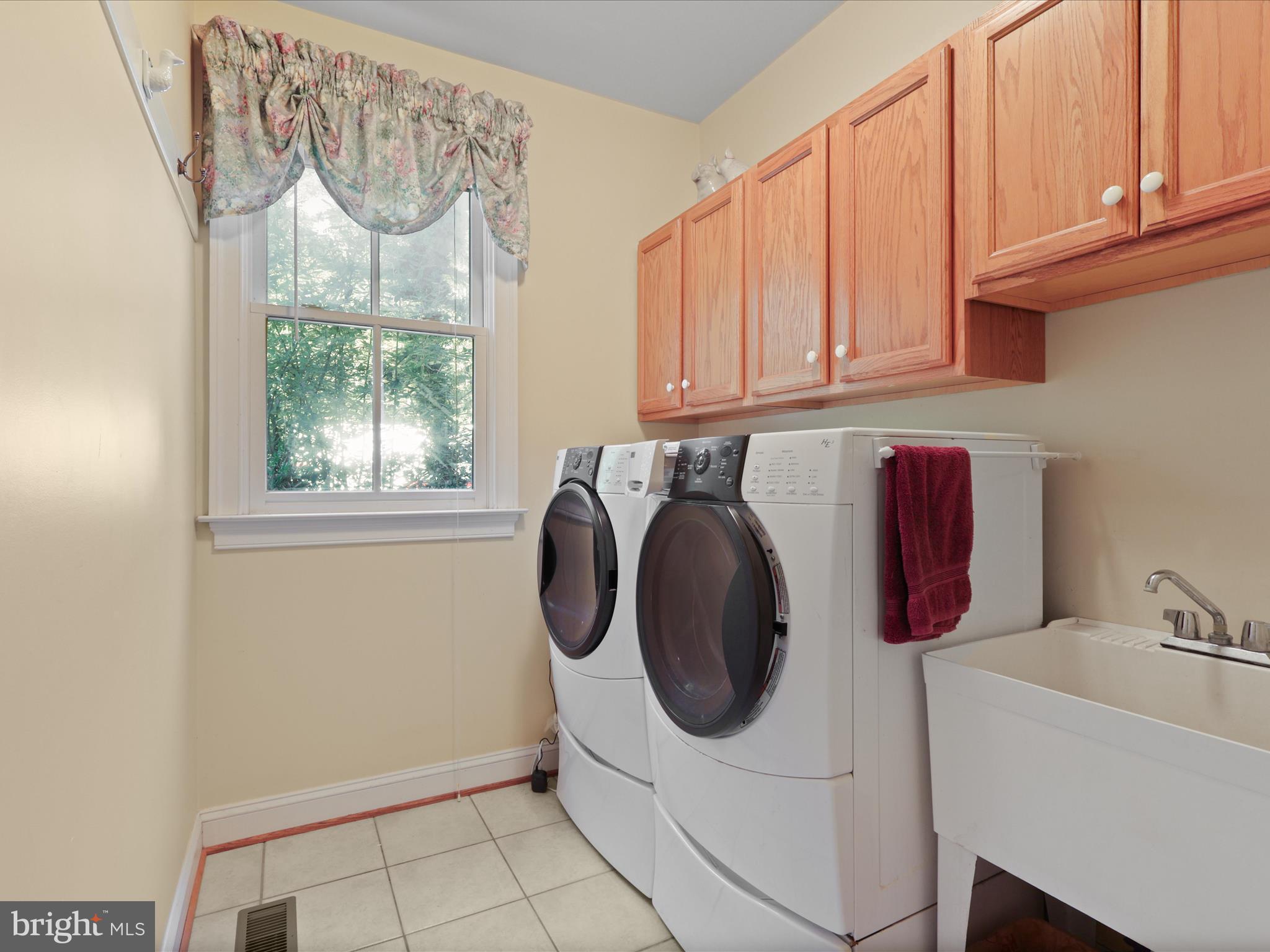 12848 Redbird Ridge Clifton, VA 20124 - Photo 18 of 76 a utility room with dryer and washer