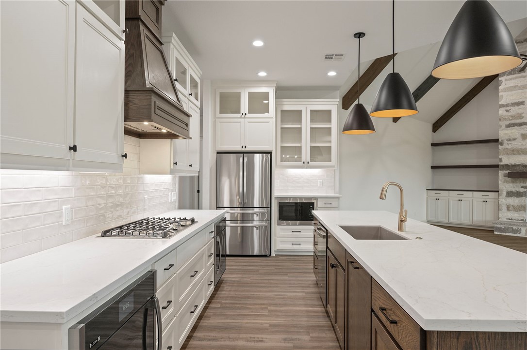4602 Wesson Drive Bryan, TX 77808 - Photo 6 of 50 Gourmet kitchen with eating bar, island