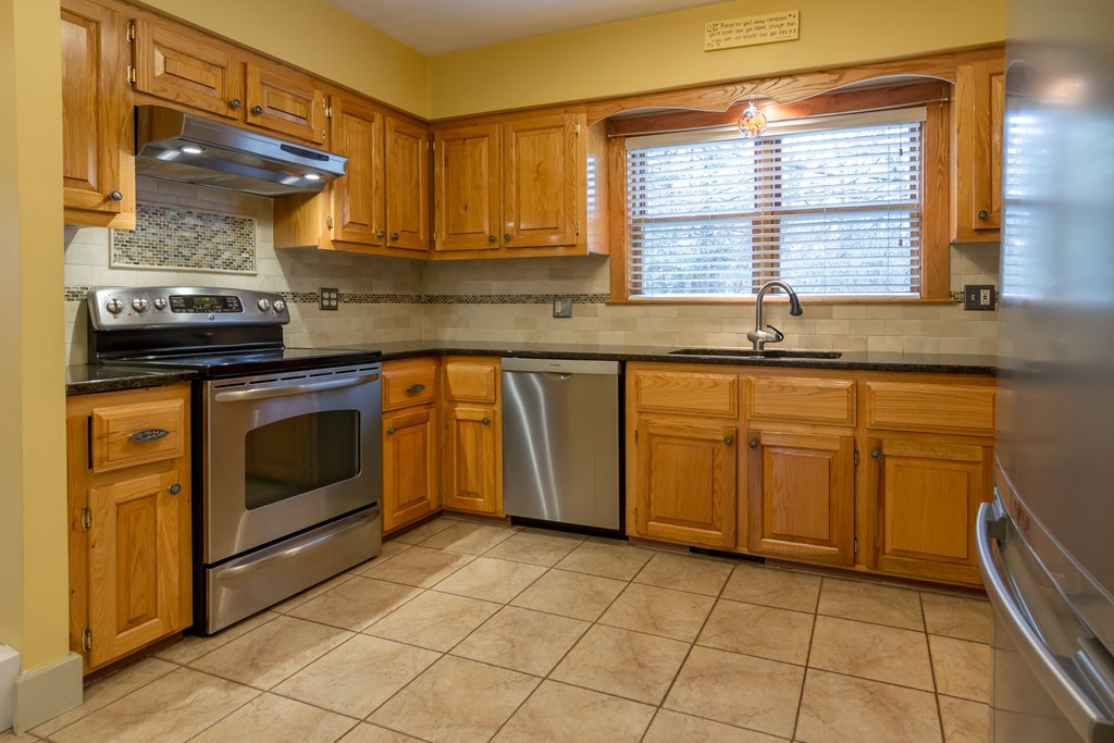 103 Albee Road Uxbridge, MA 01569 - Photo 3 of 29 Gallery Image 3