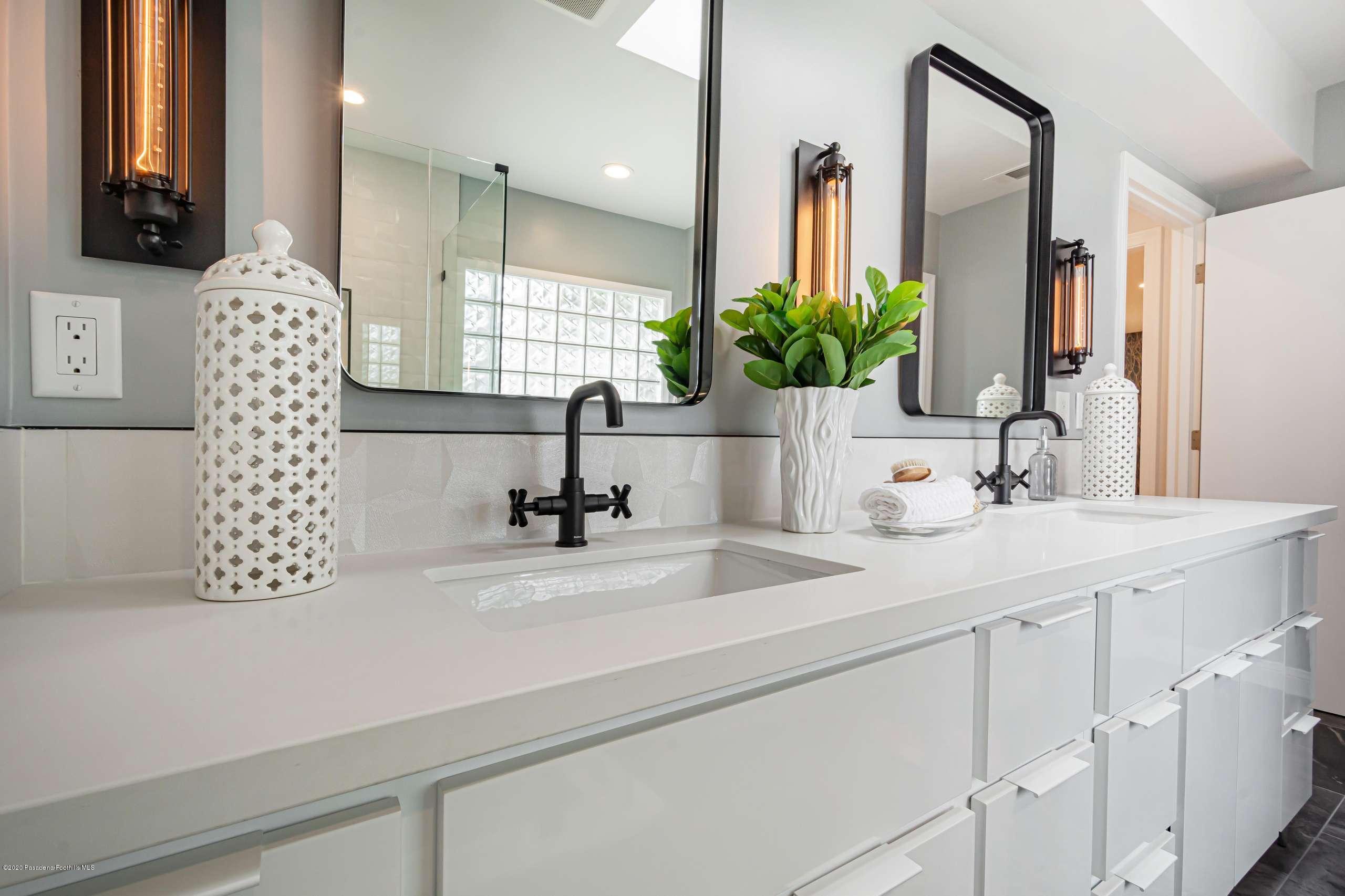3590 Fairmeade Road Pasadena, CA 91107 - Photo 38 of 45 a bathroom with sinks and mirror