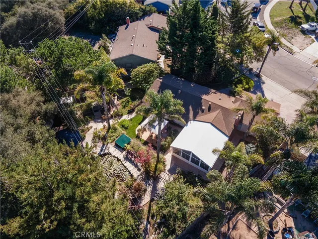 a view of a backyard