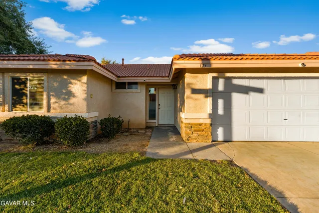 a view of a house with backyard