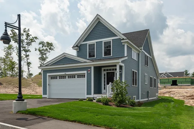 $819,900 | 28 The Cliffs, Unit 28, Auburn, NH 03032