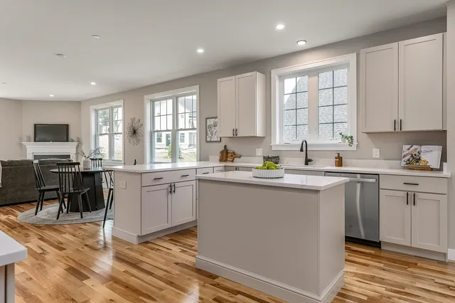 $819,900 | 28 The Cliffs, Unit 28, Auburn, NH 03032