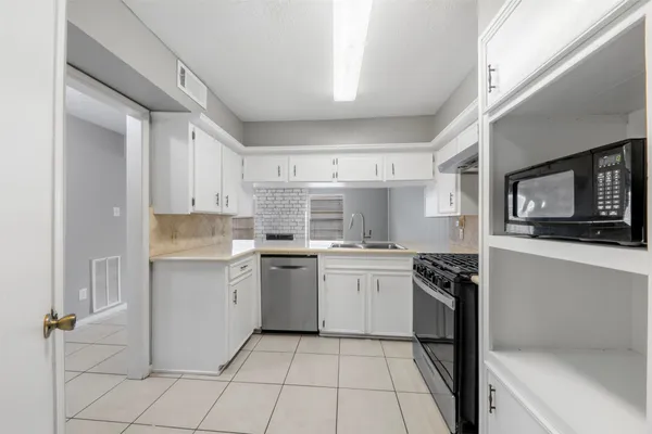 $1,800 | 11610 South Kirkwood Road, Houston, TX 77477