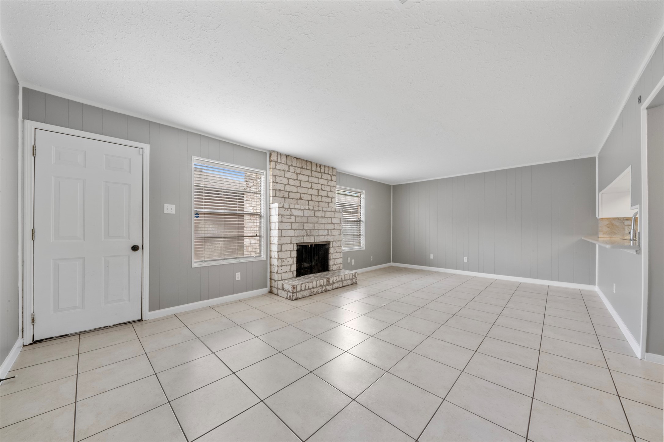 11610 South Kirkwood Road Houston, TX 77477 - Photo 9 of 25 Living Room