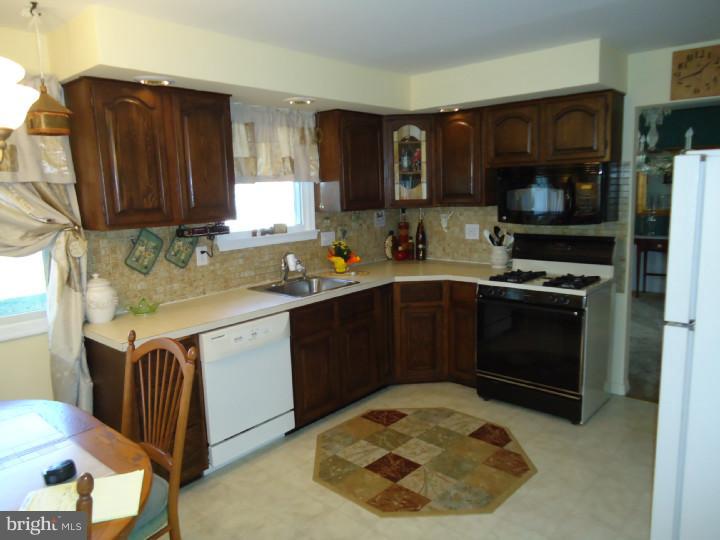 613 Warwick Road Fairless Hills, PA 19030 - Photo 11 of 25 Kitchen