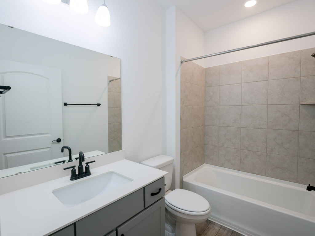103 Kitty Hawk Road Georgetown, TX 78633 - Photo 28 of 34 a bathroom with a sink a toilet and a bathtub