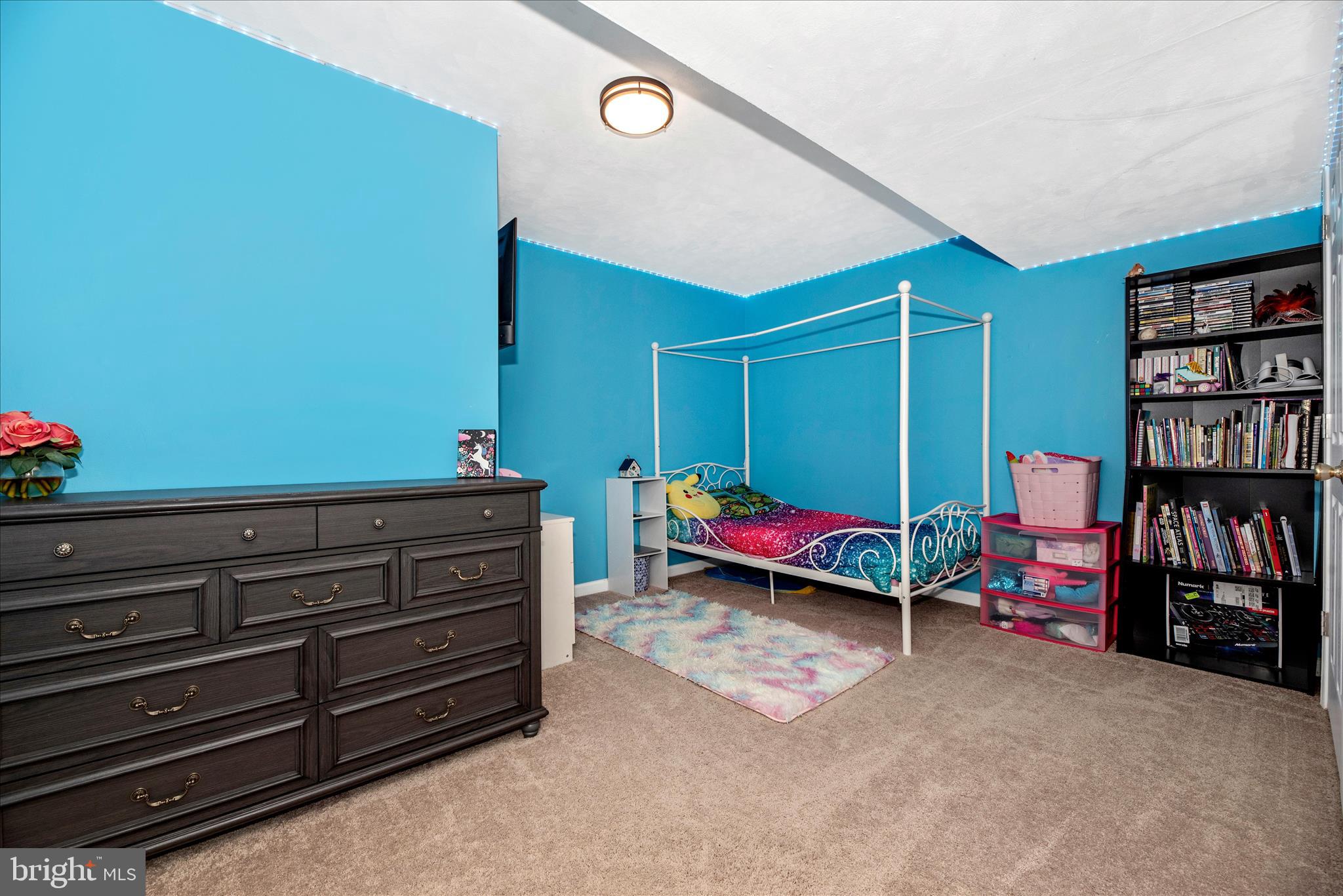 6630 Commodore Court New Market, MD 21774 - Photo 33 of 68 a living room with furniture and a shelf