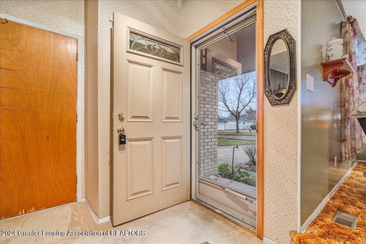 4130 Rivershell Lane Lansing, MI 48911 - Photo 4 of 31 Entry way