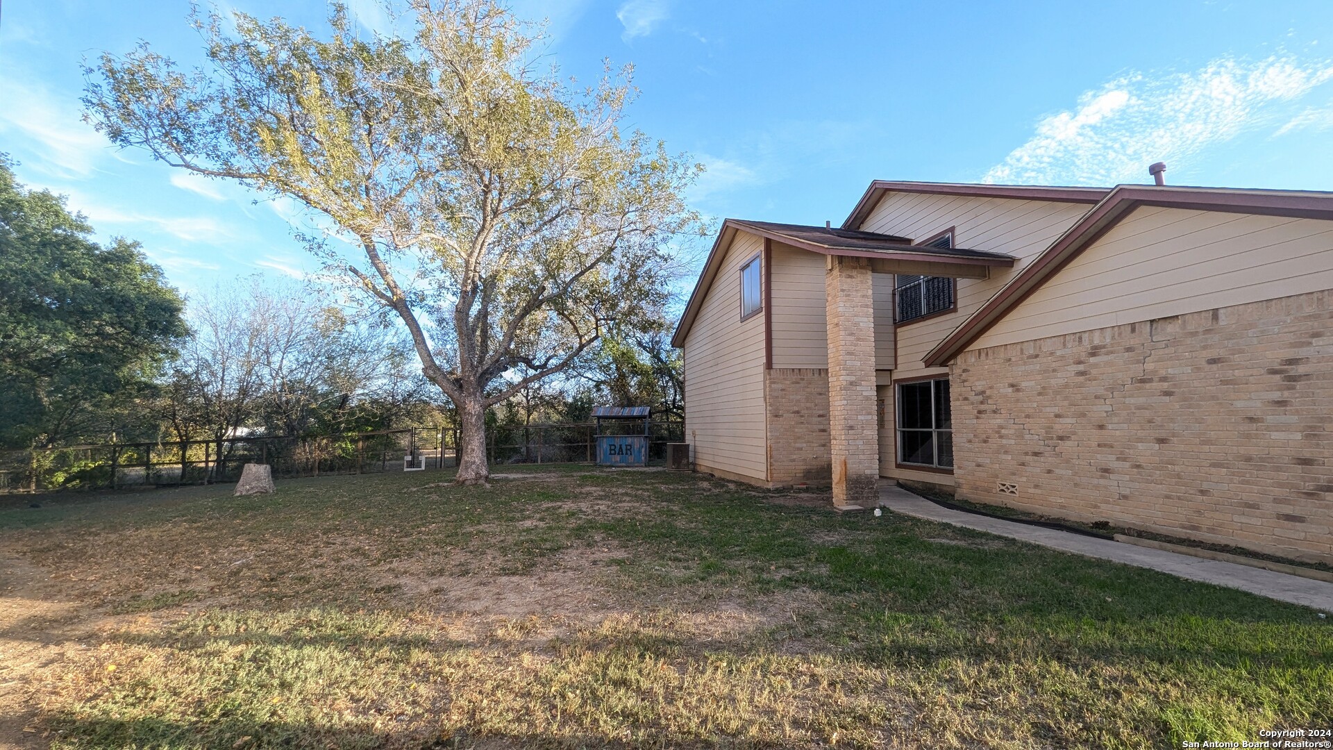 a view of a house with a back yard