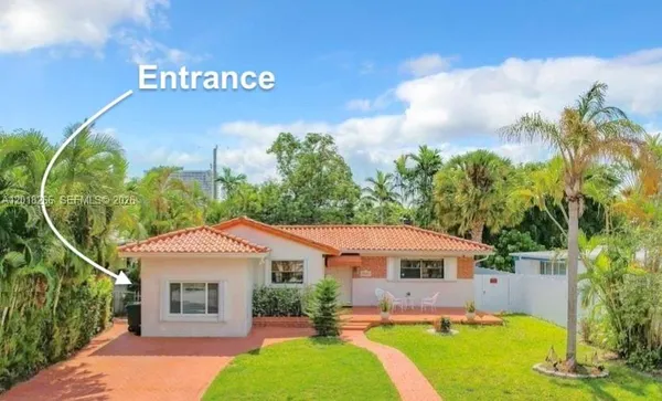 a view of a house with a yard