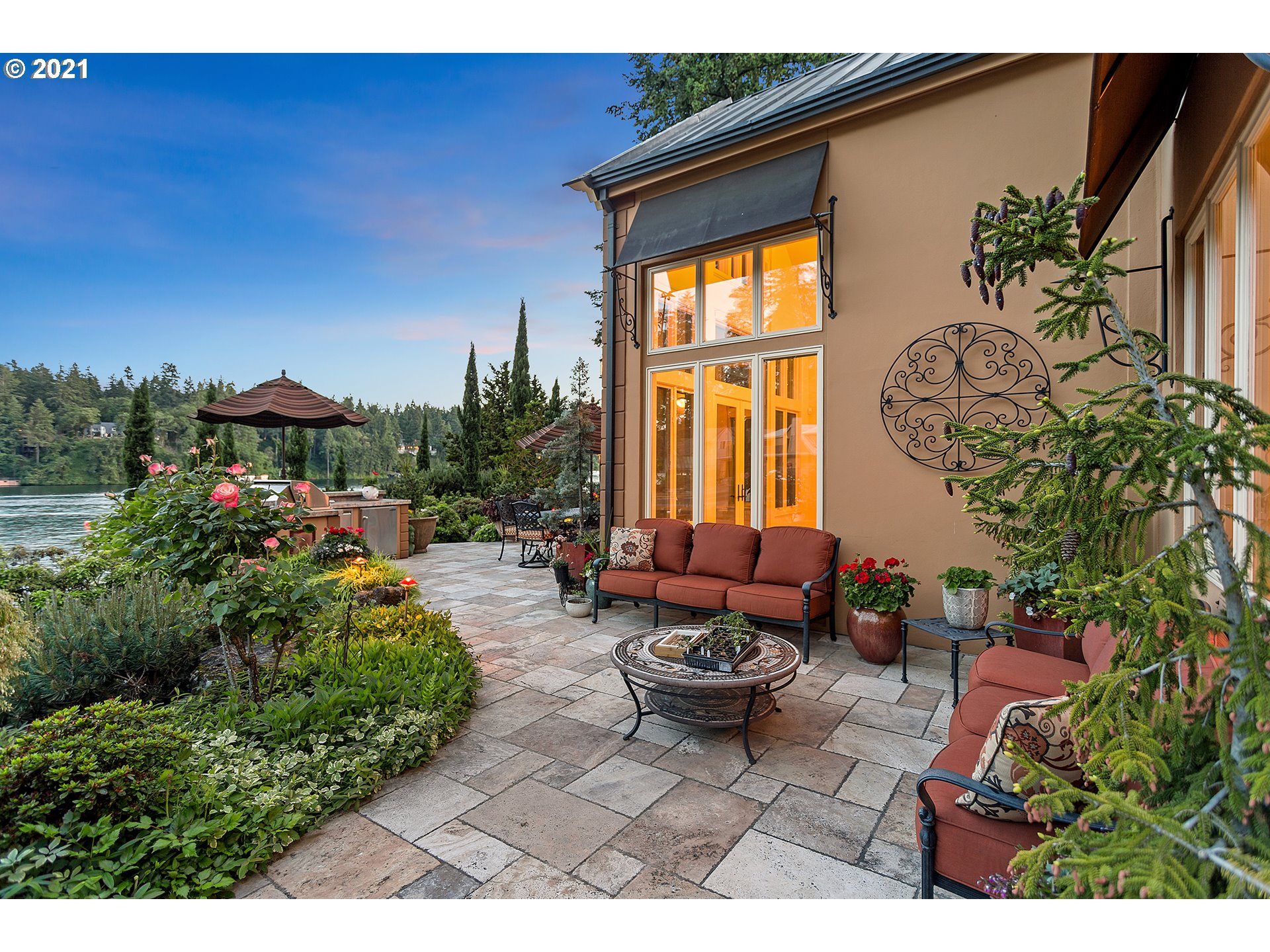 1226 Northshore Road Lake Oswego, OR 97034 - Photo 28 of 32 a backyard of a house with seating space