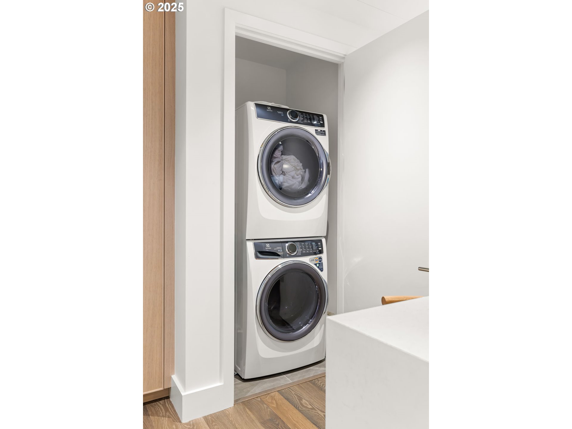 550 Southwest 10th Avenue, Unit 3003 Portland, OR 97205 - Photo 28 of 44 a utility room with dryer and washer