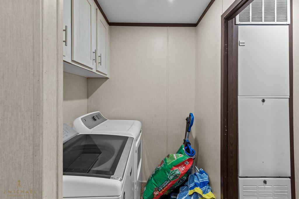 4638 Benton Road Bossier City, LA 71111 - Photo 19 of 34 a utility room with dryer and washer