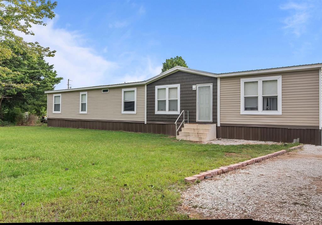 4638 Benton Road Bossier City, LA 71111 - Photo 4 of 34 a front view of a house with a garden