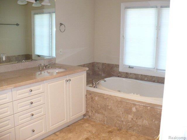 2545 Cedar Brook Court Rochester, MI 48309 - Photo 8 of 10 MASTER BATH
