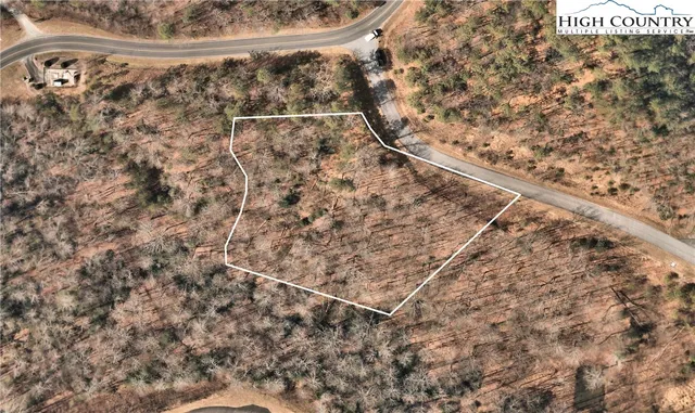 a view of entryway with a yard