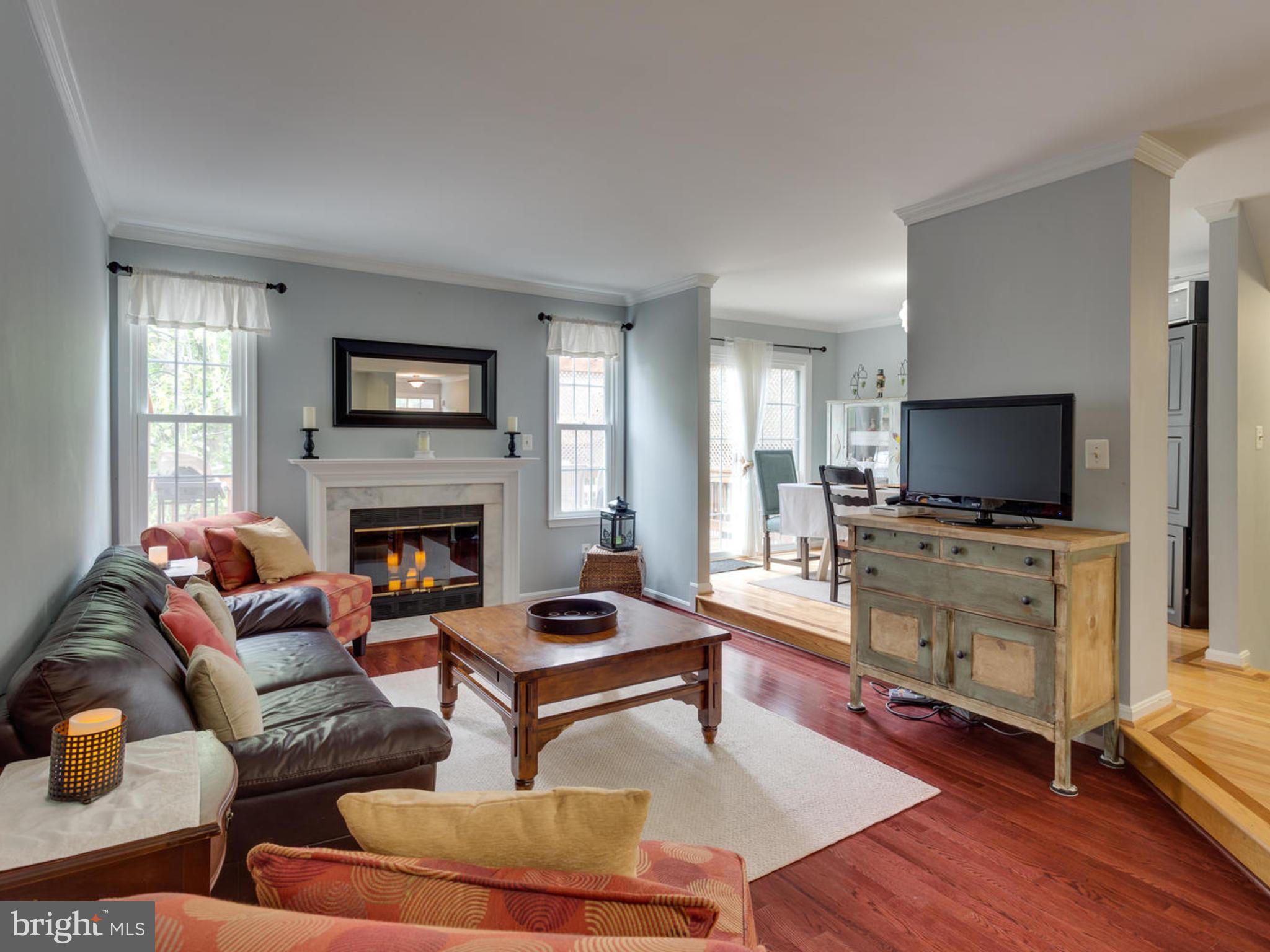6421 English Ivy Way Springfield, VA 22152 - Photo 8 of 27 Living Room