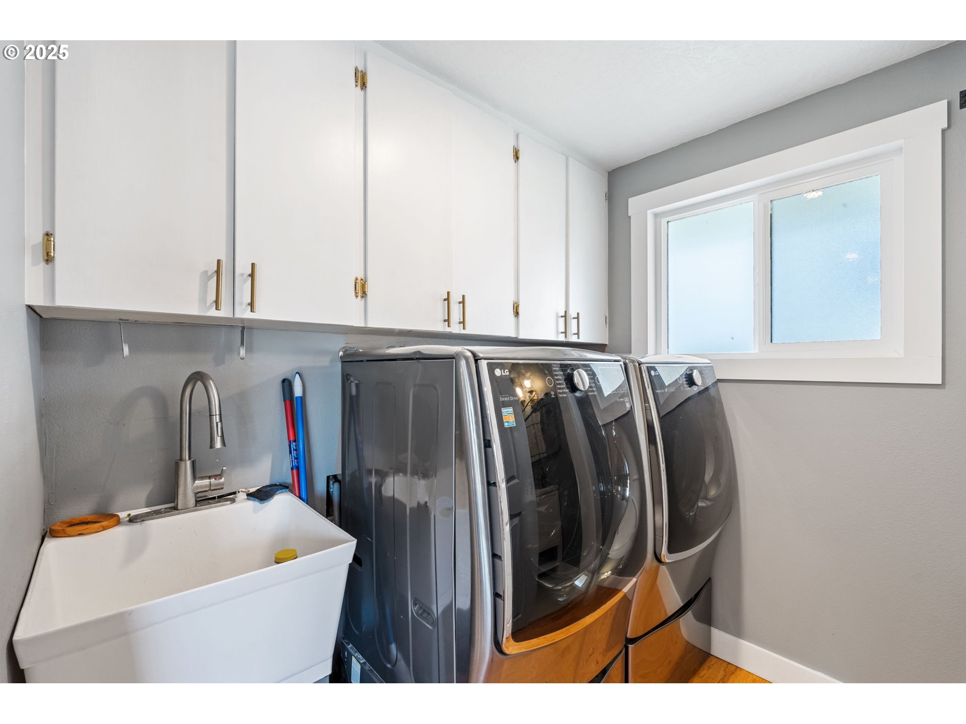 1035 South 11th Street Cottage Grove, OR 97424 - Photo 14 of 30 a bathroom with a sink and a mirror