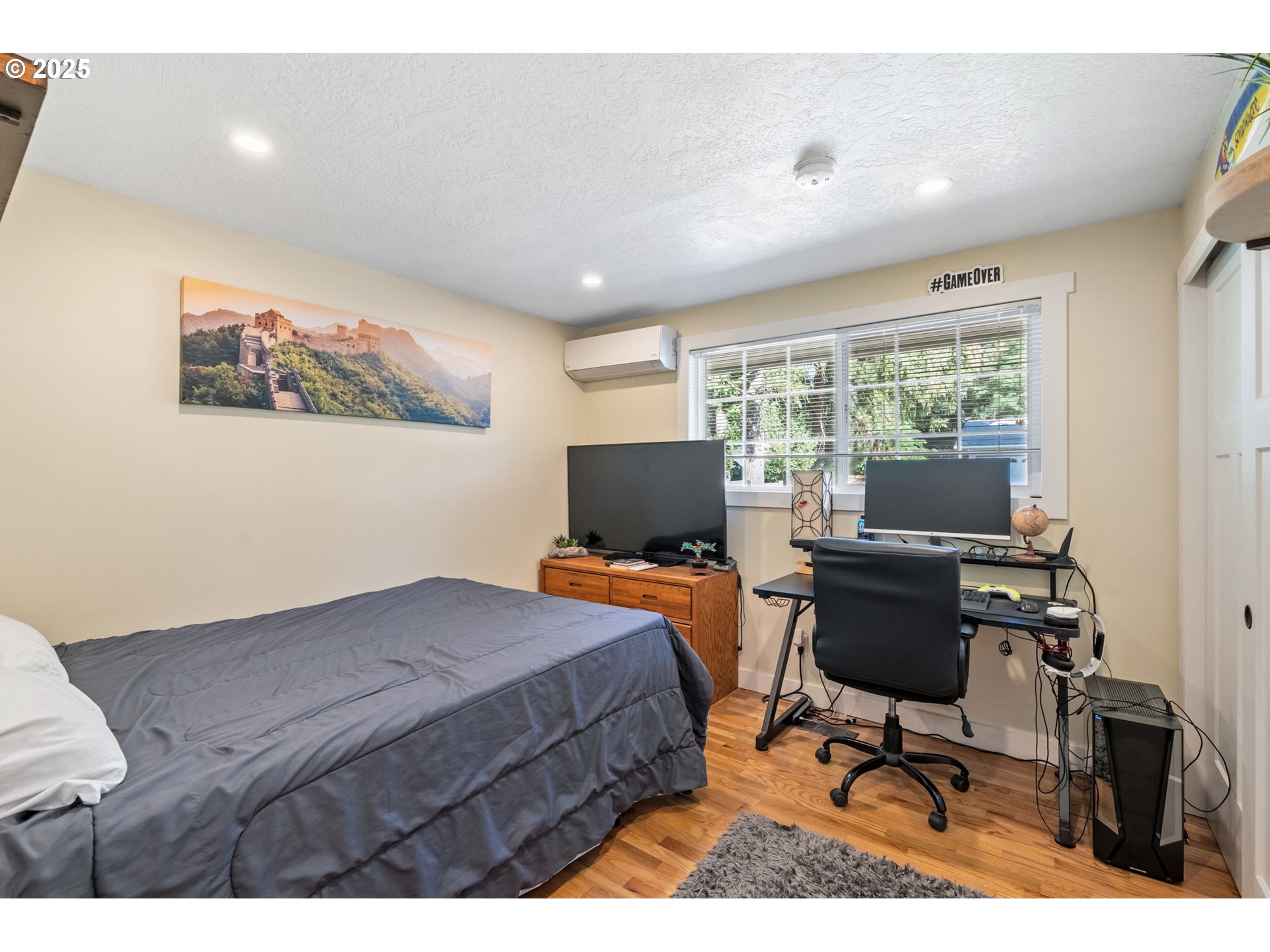 1035 South 11th Street Cottage Grove, OR 97424 - Photo 16 of 30 a workspace with furniture and a window
