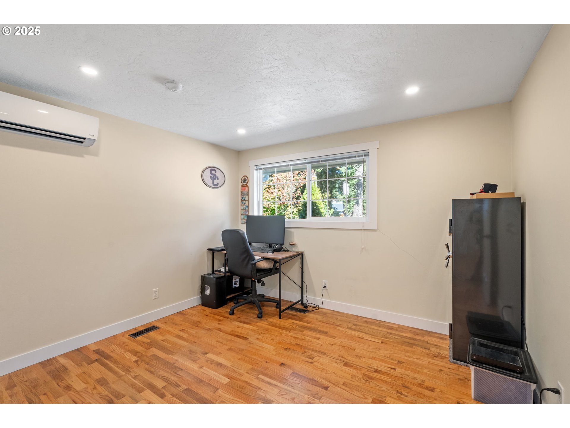 1035 South 11th Street Cottage Grove, OR 97424 - Photo 18 of 30 a workspace with furniture and window