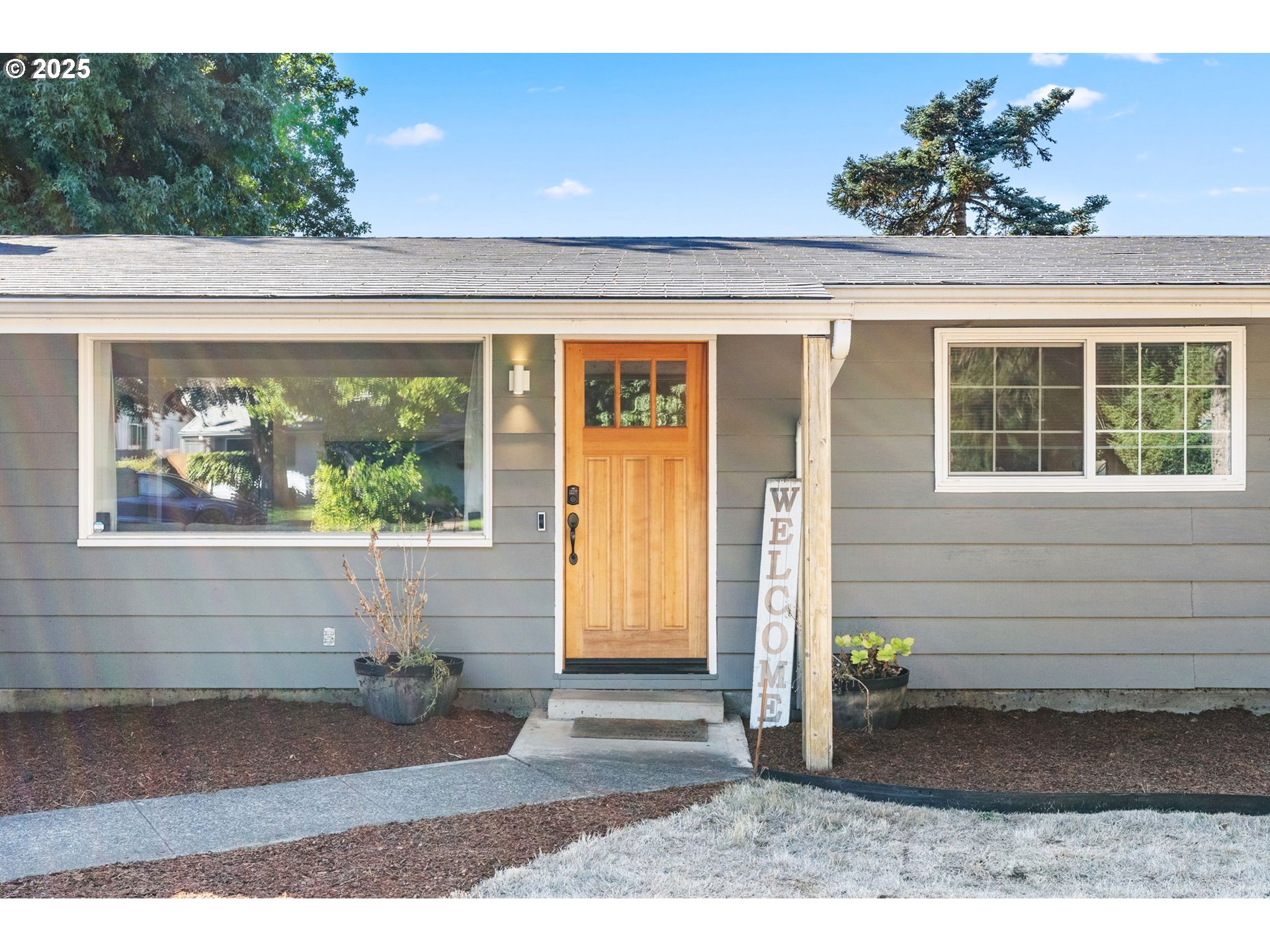 1035 South 11th Street Cottage Grove, OR 97424 - Photo 5 of 30 a front view of a house with a porch