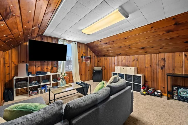 $179,900 | 203 Pinehill Drive, Irondequoit, NY 14622