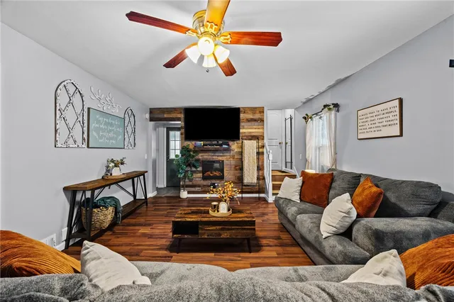 $179,900 | 203 Pinehill Drive, Irondequoit, NY 14622