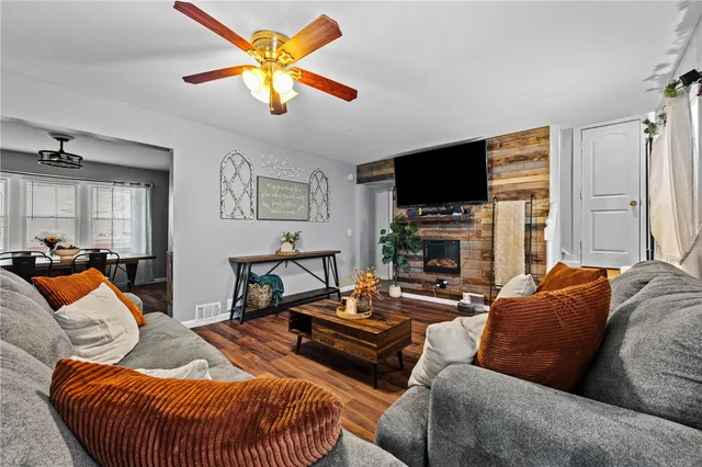 $179,900 | 203 Pinehill Drive, Irondequoit, NY 14622