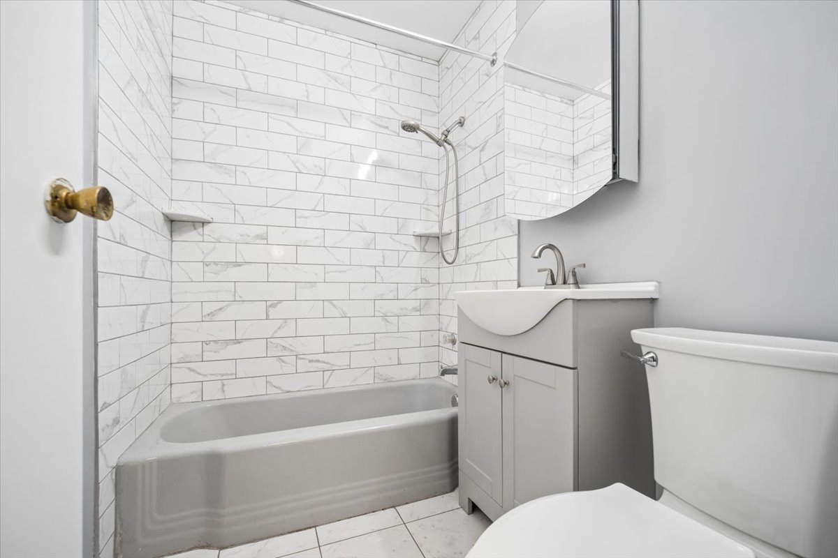 681 Elmhurst Road, Unit C Mount Prospect, IL 60056 - Photo 8 of 12 Gallery Image 8