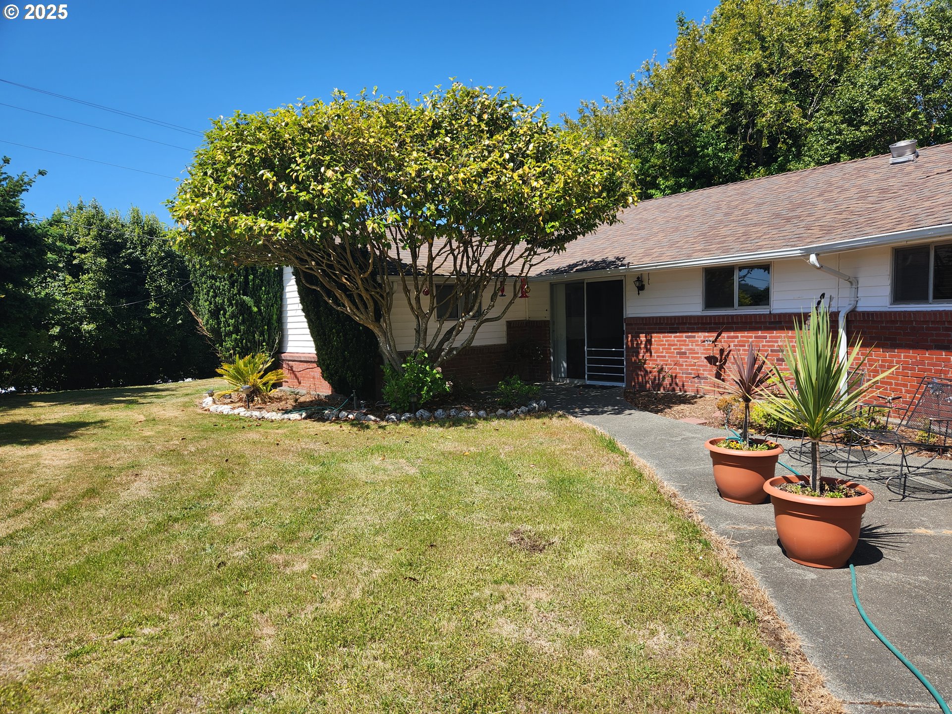 a view of a house with backyard and sitting area