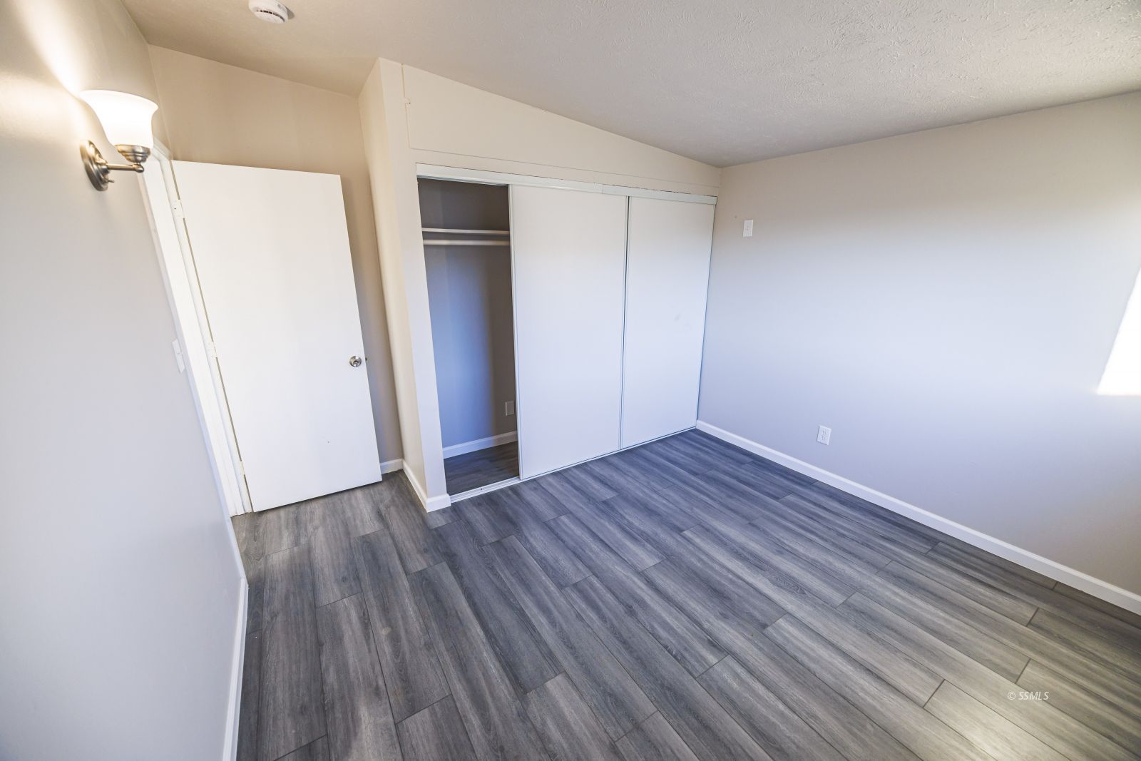 1525 South Porter Ridgecrest, CA 93555 - Photo 20 of 29 a view of an empty room with wooden floor and a window