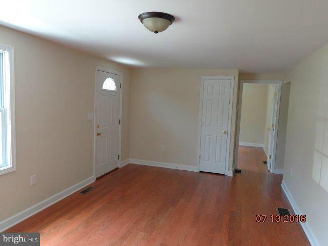 16132 Shaffer Road Sharpsburg, MD 21782 - Photo 3 of 24 Living Room