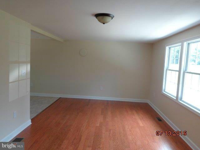 16132 Shaffer Road Sharpsburg, MD 21782 - Photo 4 of 24 Living Room
