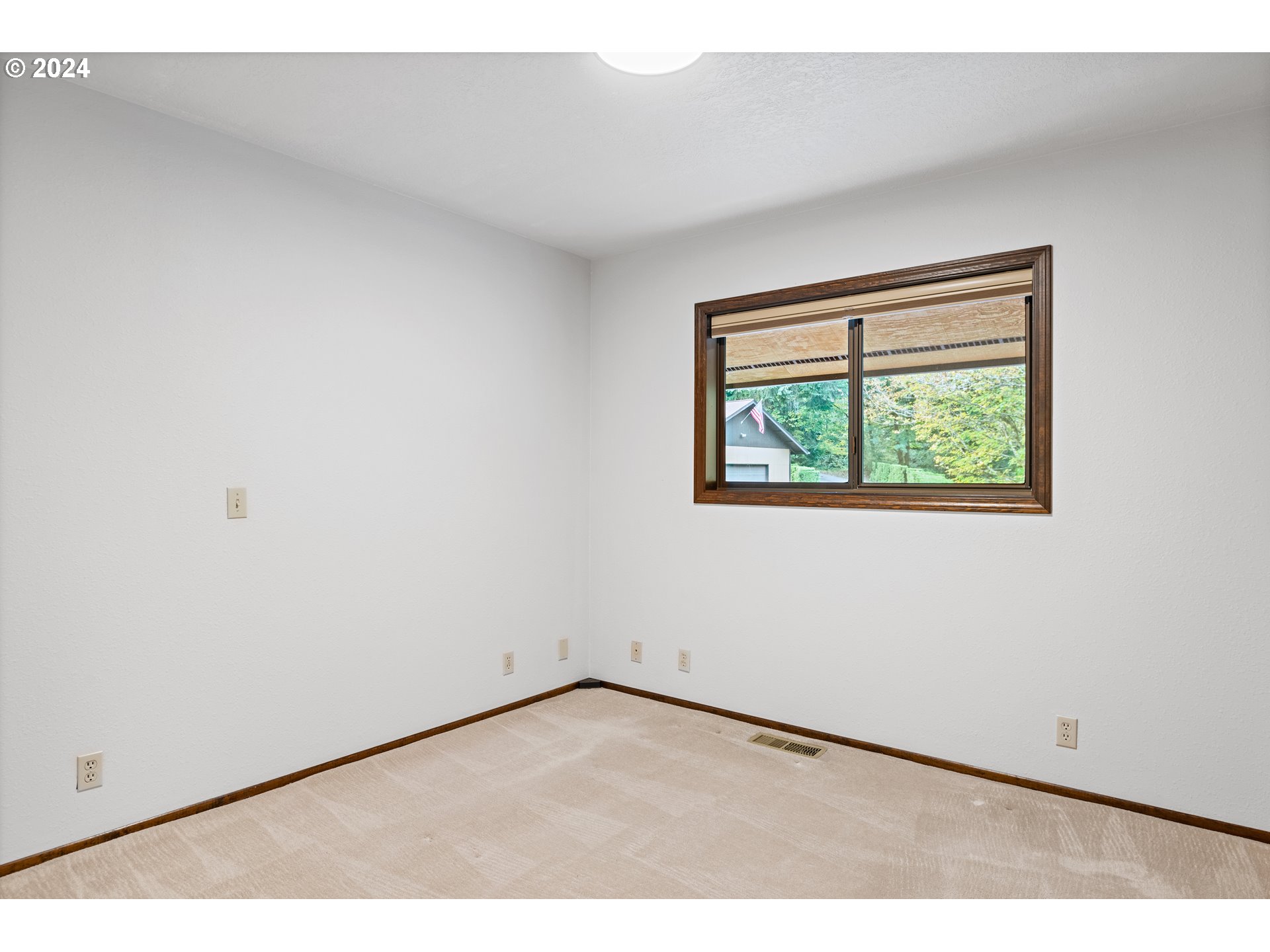 209 Car Road Longview, WA 98632 - Photo 18 of 40 an empty room with a window
